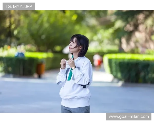 时尚运动风潮流足球球星印花女款T恤展现活力与个性魅力 时尚运动风潮流足球球星印花女款T恤展现活力与个性魅力