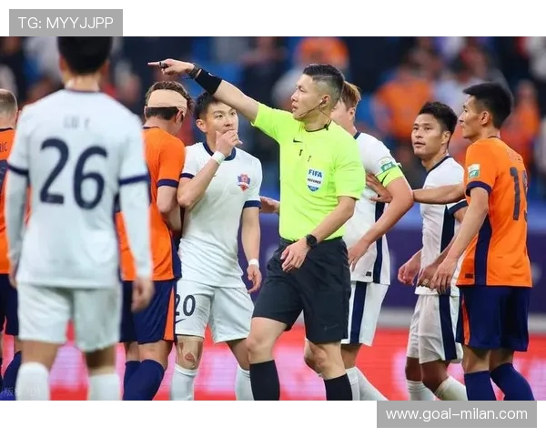 足球球星转型裁判的挑战与机遇：从赛场英雄到规则守护者的跨界之路