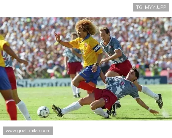 足球球星激情接吻瞬间曝光引发热议瞬间成焦点话题